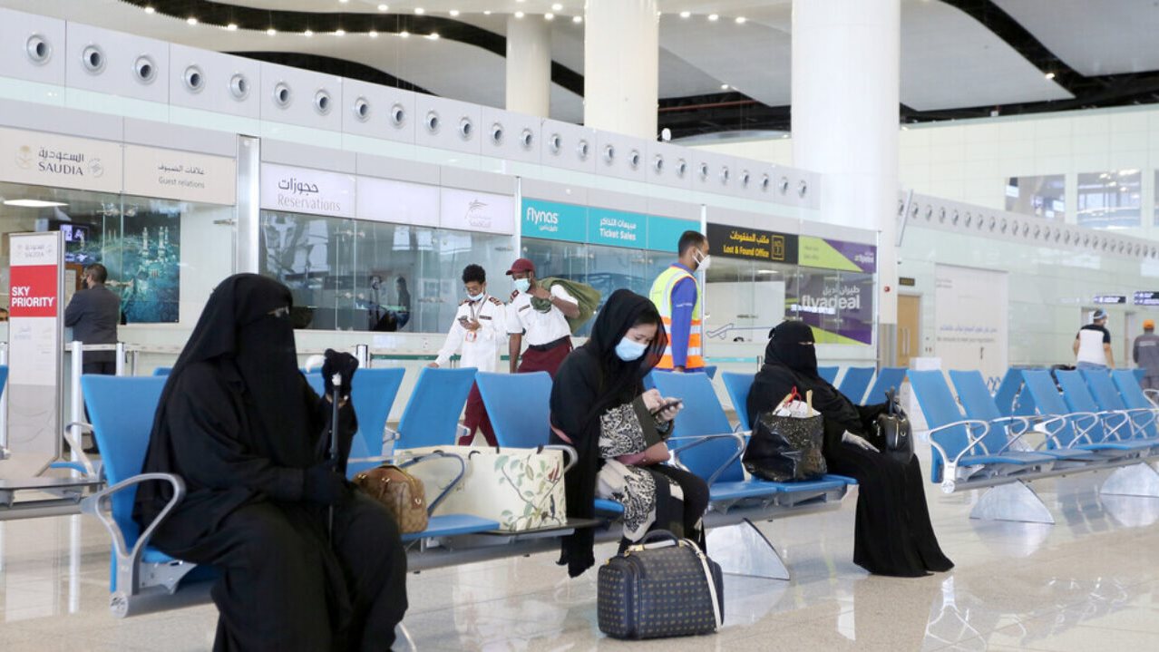 هل يستطيع المقيمون المحصنون دخول السعودية بالتأشيرة السياحية