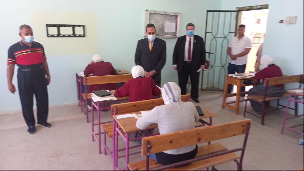 طلاب الثانوية العامة في سيناء يؤدون الامتحان 