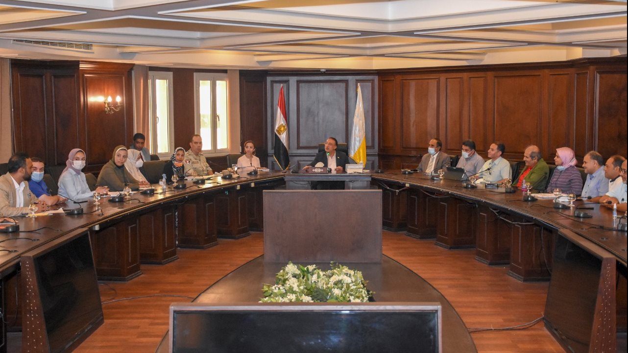 محافظ الاسكندرية في اجتماع لبحث المناطق غير المخططة