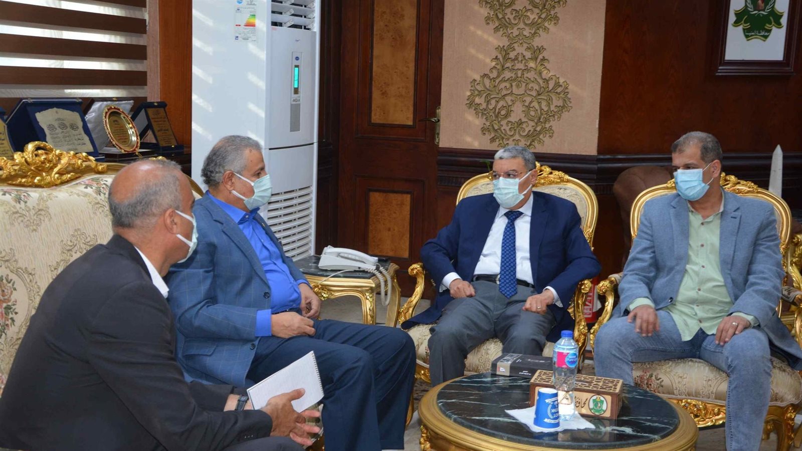 محافظ المنيا خلال اللقاء 