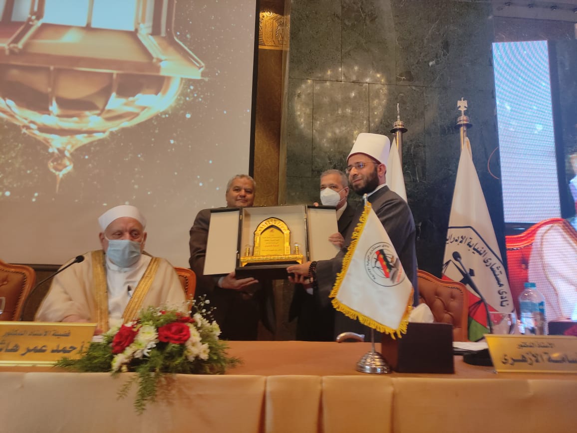 الدكتور أسامة الأزهري خلال التكريم