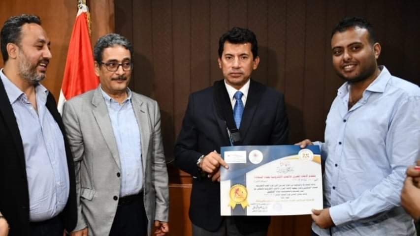 صورة من التكريم صورة من التكريم