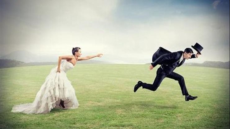 شاب يفر هاربًا بعد الزواج بساعتين 