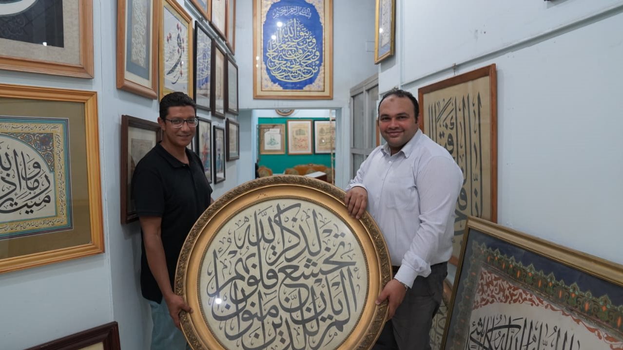 الفنان خضير البورسعيدي يهدي لوحات فنية لمكتبة الاسكندرية