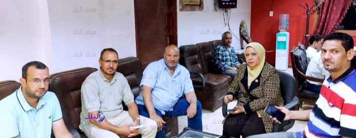 النائبة رقية الهلالي خلال اجتماعها مع مسؤولي الكهرباء وشركة 