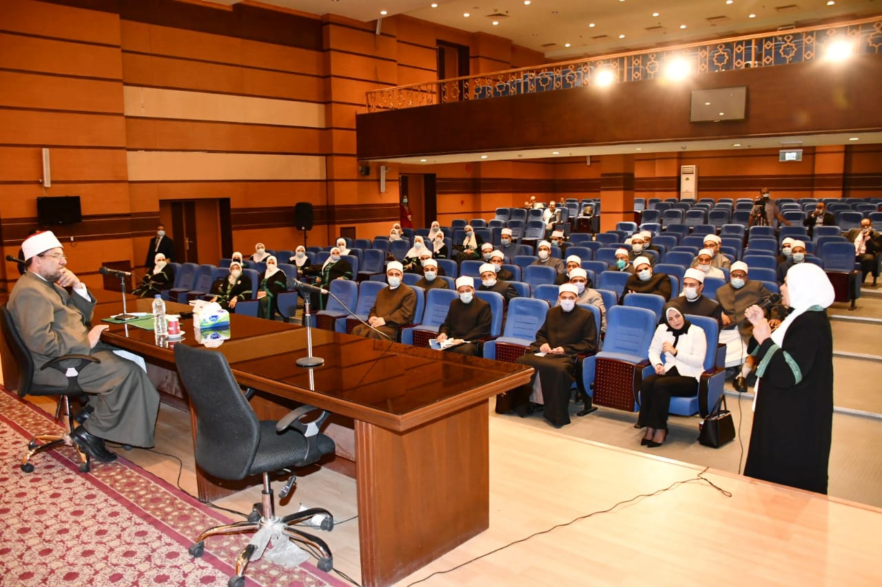 وزير الأوقاف يلتقي الأئمة والواعظات