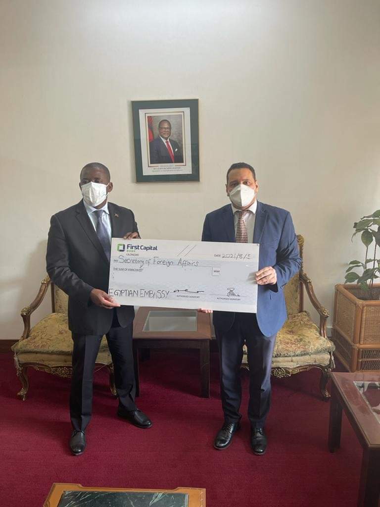 سفير مصر بليلنجواي يسلم مساهمة مالية لوزارة خارجية مالاوي 