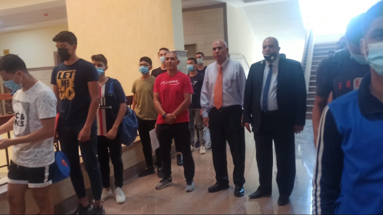 عميدكلية التربية الرياضية واللجنة المشكلة أثناء الاختبارات