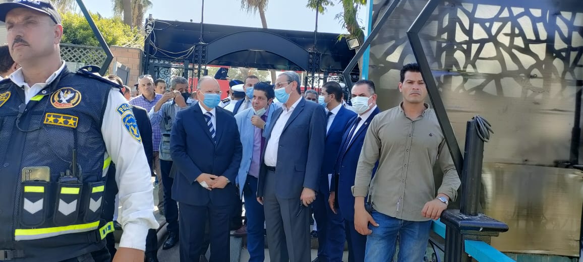 محافظ القاهرة خلال تواجده بموقع المركب