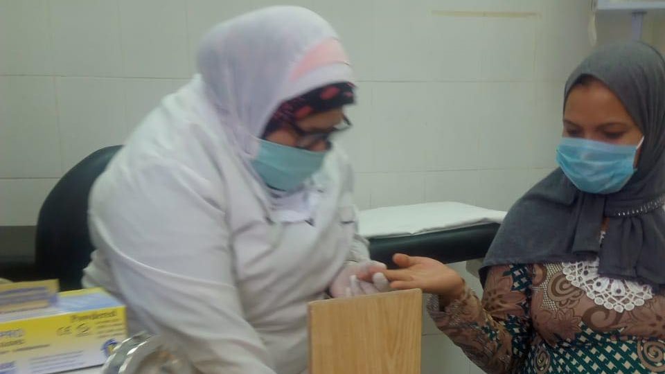 توقيع الكشف الطبي على المرضى بالمنيا 