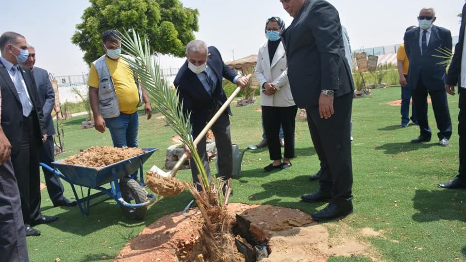 الوفد في حديقة المطار 