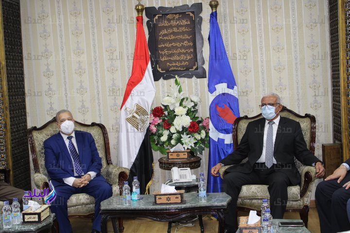 رئيس هيئة النيابة الإدارية خلال لقائه مع محافظ السويس