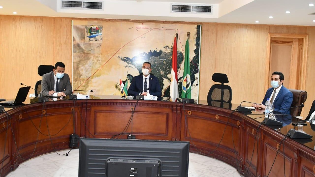 محافظ الفيوم أثناء الاجتماع 