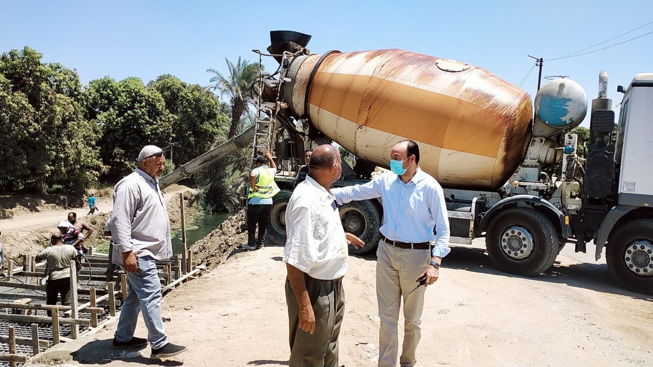 رئيس مركز ومدينة أبشواى أثناء جولاته الميدانية