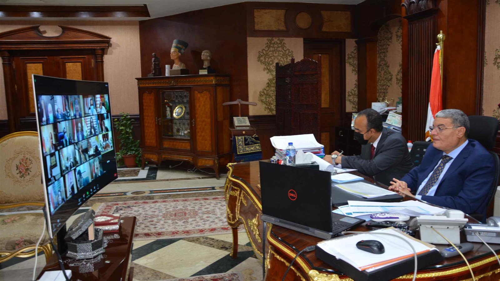 محافظ المنيا خلال اجتماع عبر الفيديو كونفرانس 
