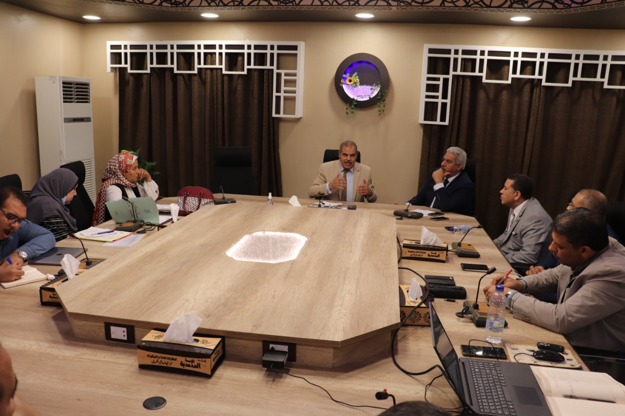 رئيس جامعة الأزهر خلال الاجتماع 
