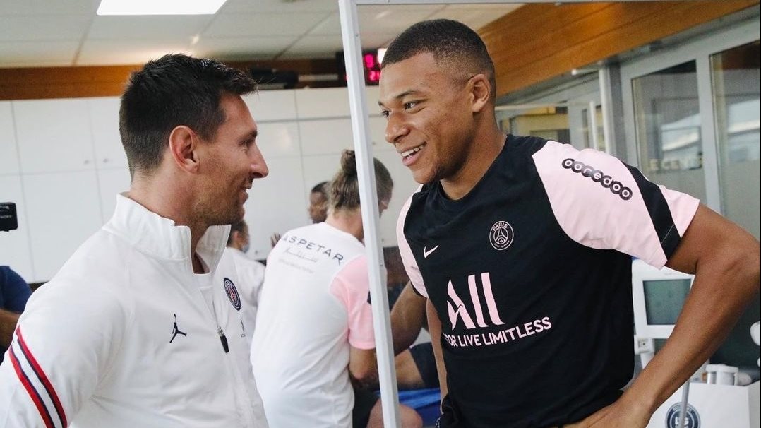 مبابي وحديث ودي مع ميسي