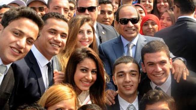 الرئيس السيسي مع الشباب