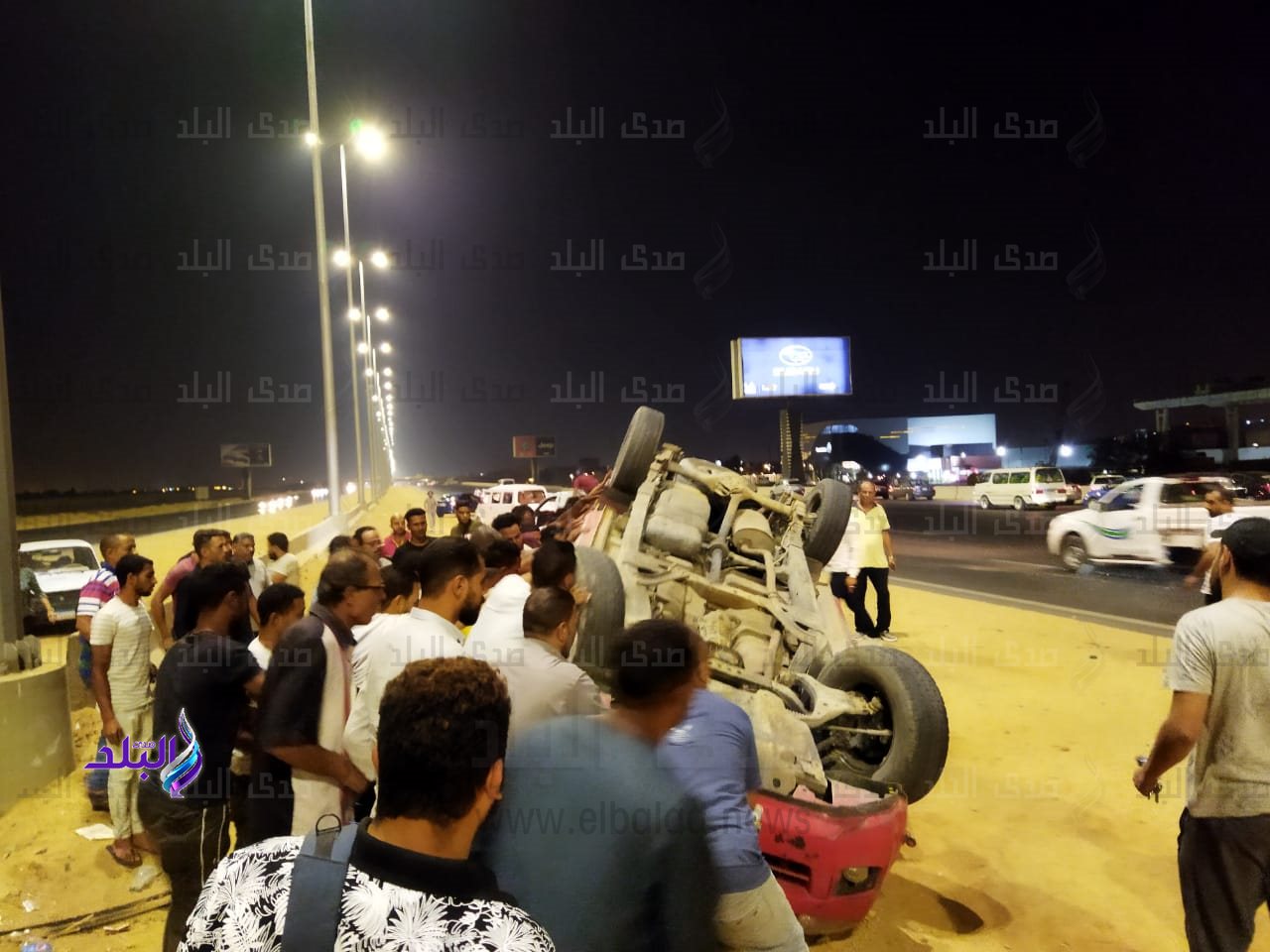 انقلاب سيارة ربع نقل علي طريق مصر اسماعيلية الصحراوي
