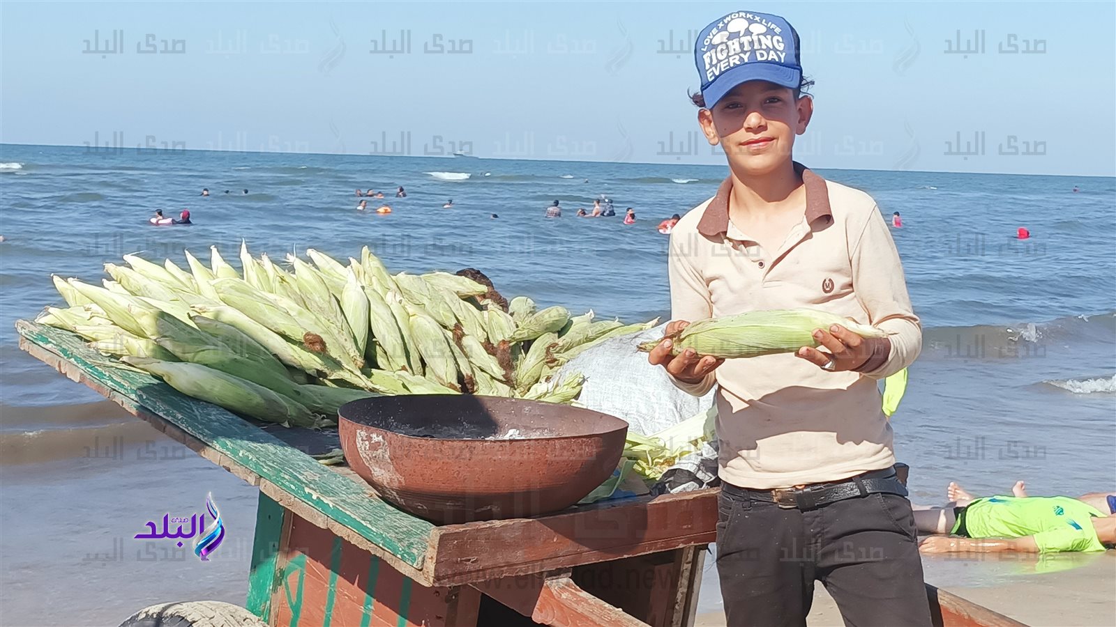 الطفل إسلام أصغر بائع ذرة في مصيف بلطيم