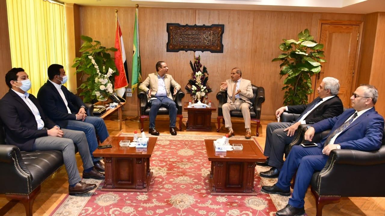 محافظ الفيوم أثنائ استقباله رئيس جامعة الازهر
