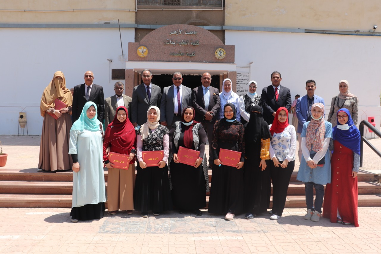 تكريم طالبات بهندسة الأزهر 