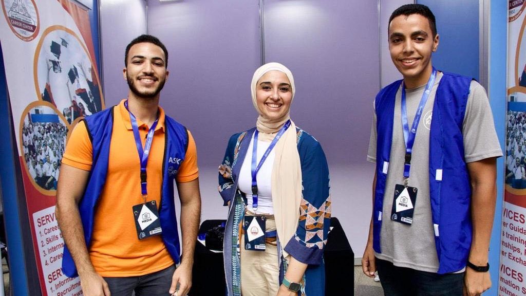 مركز التوظيف بجامعة عين شمس يشارك في قمة مصر التوظيفية  