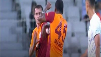 مشاجرة بالأيدي بين لاعبا جالتا سراي التركي 