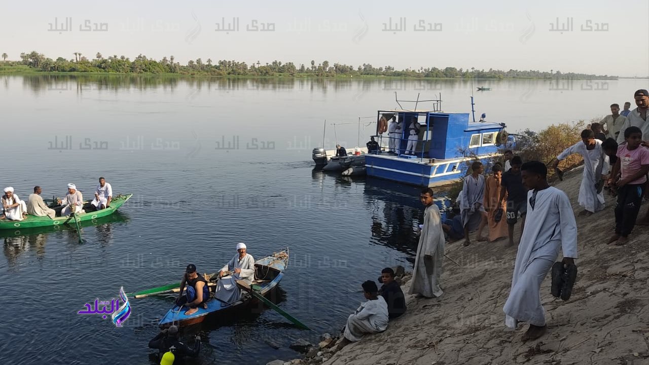 الاهالي اثناء عثورهم على جثة الطفل