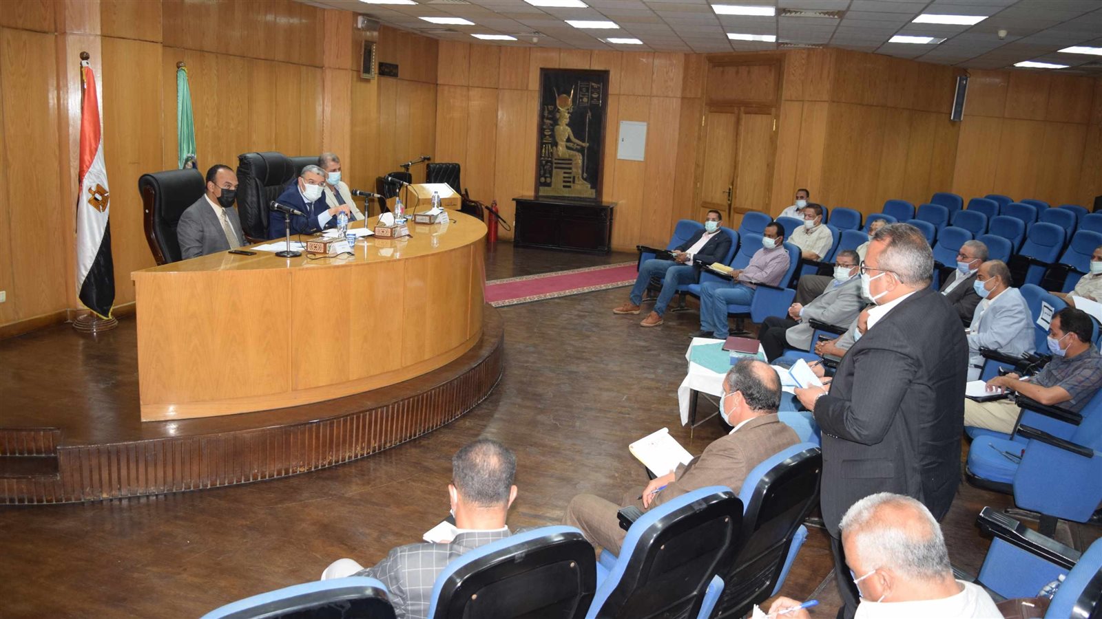 محافظ المنيا خلال اجتماعه برؤساء المدن 