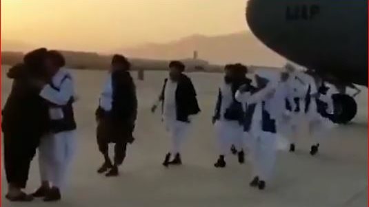  عناق و صيحات بالنصر