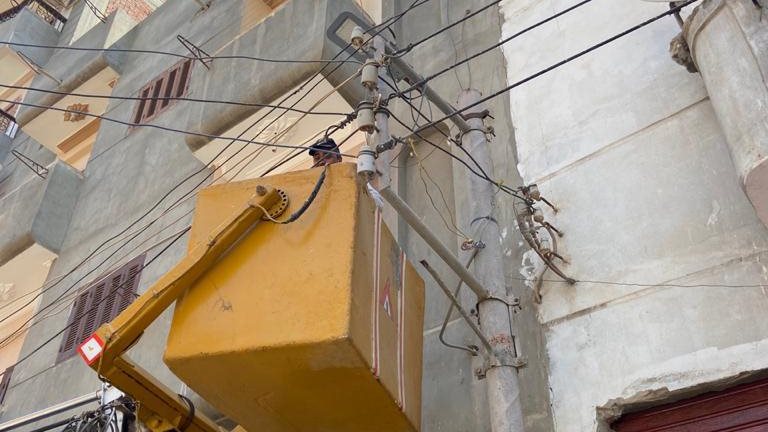 رئيس كفرالزيات :صيانة وإصلاح أعطال أعمدة ورفع كفاءة الإنارة 