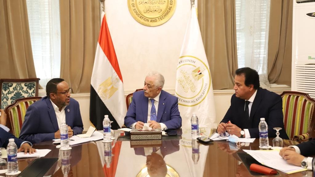 جانب من اجتماع وزير التعليم العالي والتعليم ونظيرهما الصومال