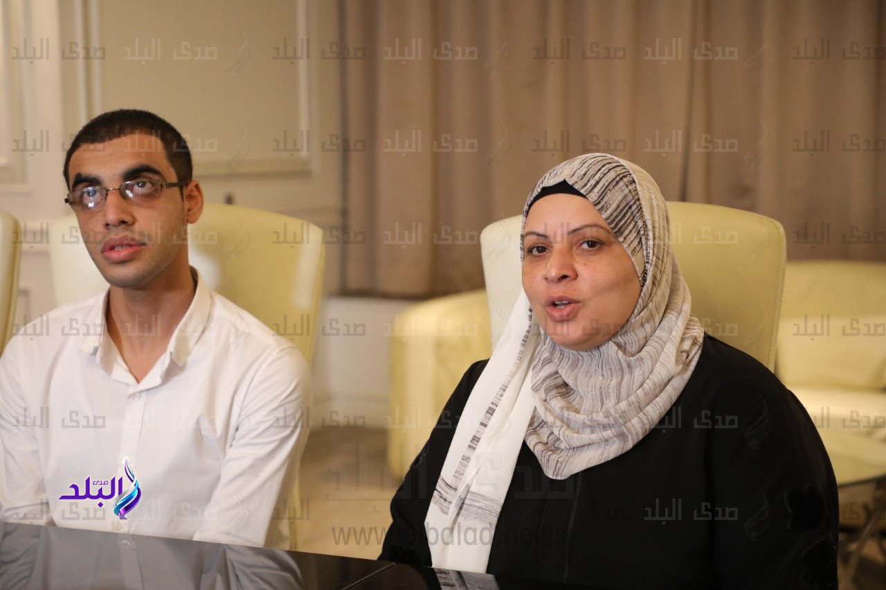 أول المكفوفين في الثانوية الأزهرية ووالدته