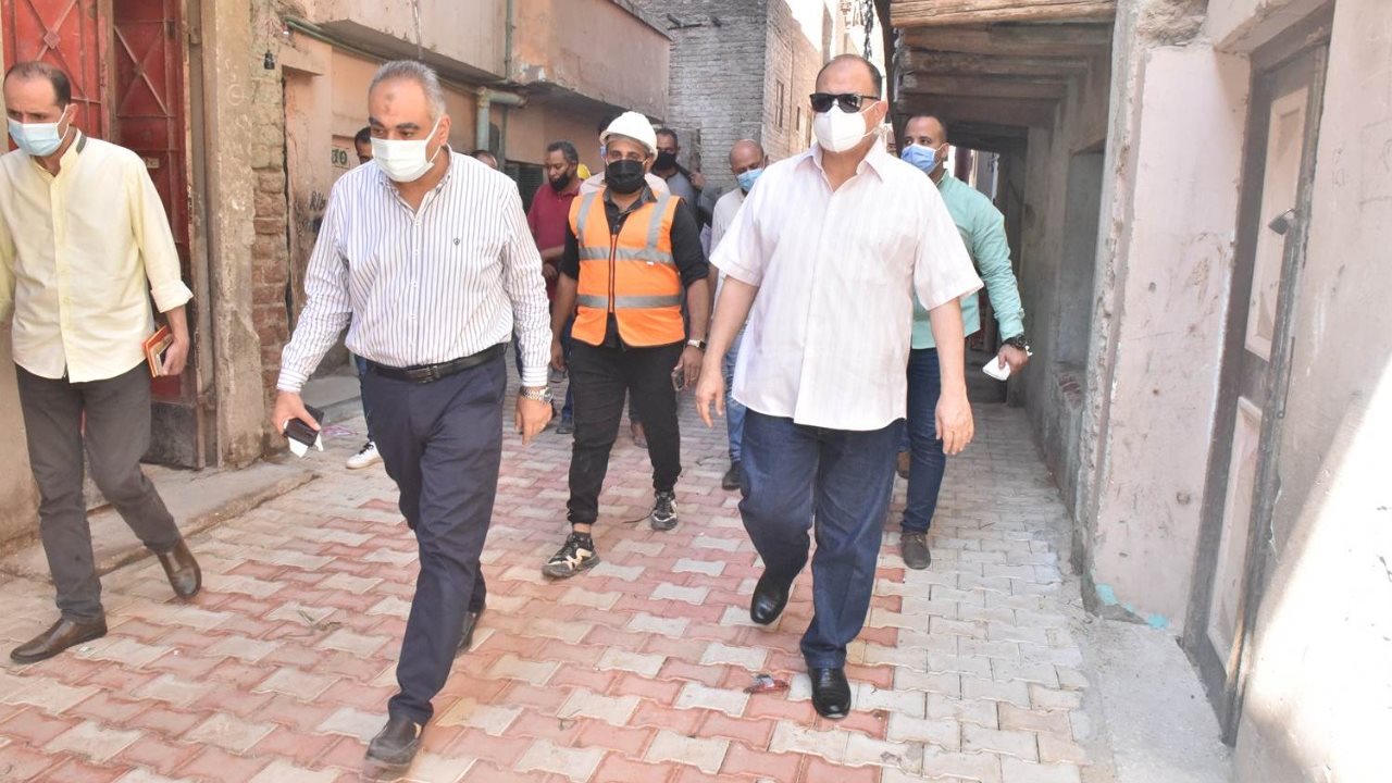 محافظ أسيوط ورئيس حي غرب يتفقدان تركيب الانترلوك 