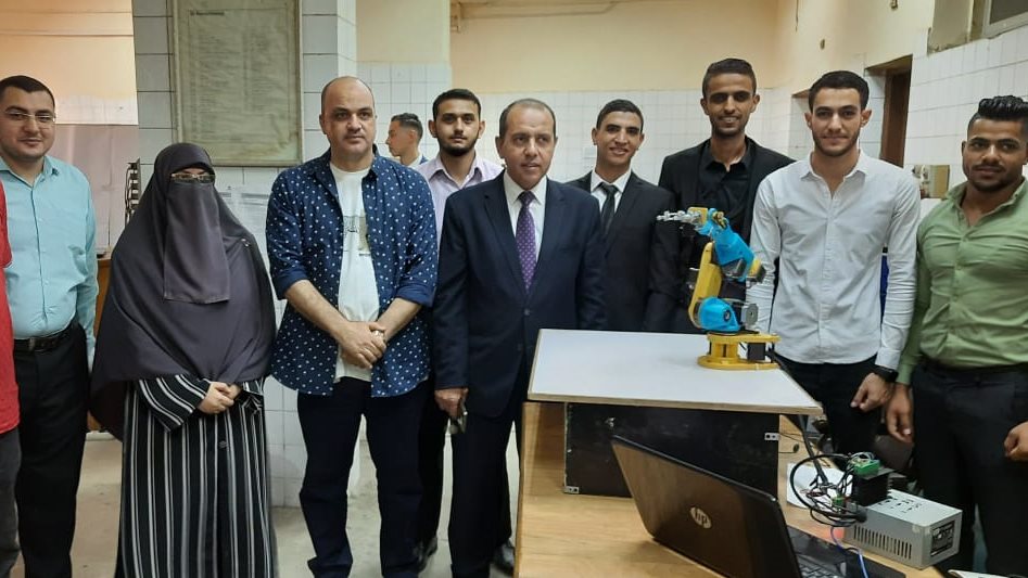 طلاب كلية التكنولوجيا والتعليم 