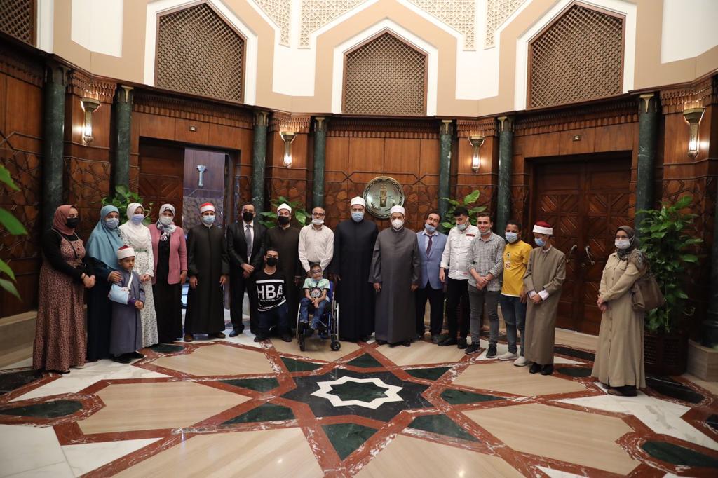 الإمام الأكبر يكرم المتميزين والمبتكرين