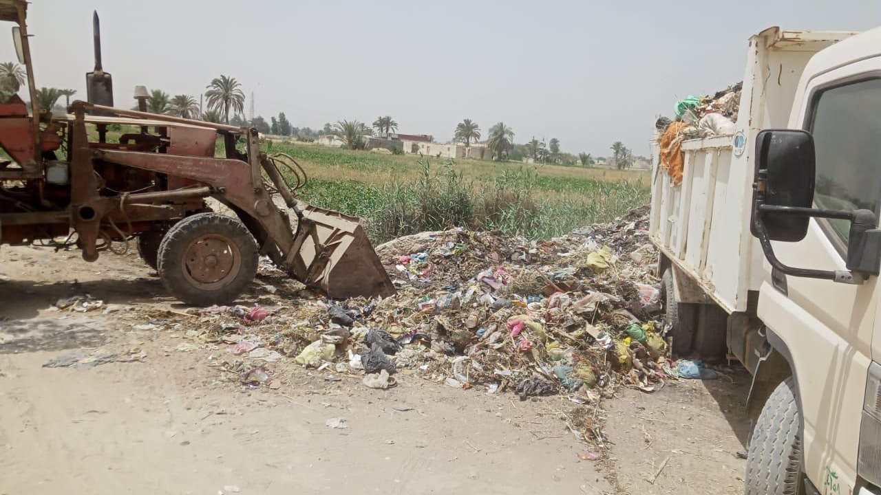 معدات مجلس مدينة الفيوم تقوم بازالة المخلفات