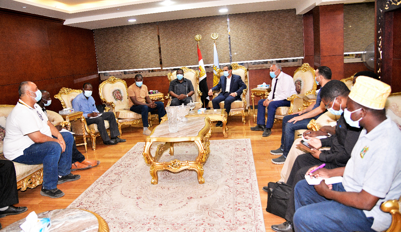 محافظ الغربية يستقبل السفير التنزاني 