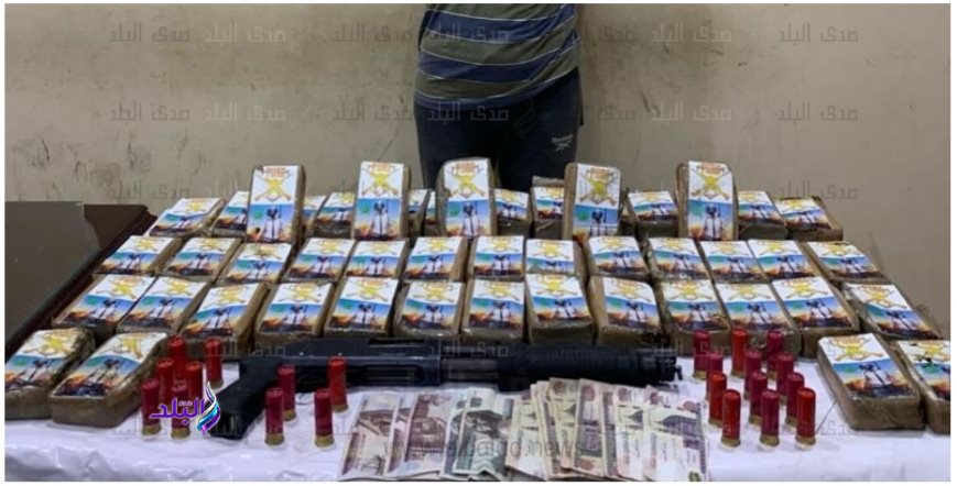 المتهم وأمامة المضبوطات 