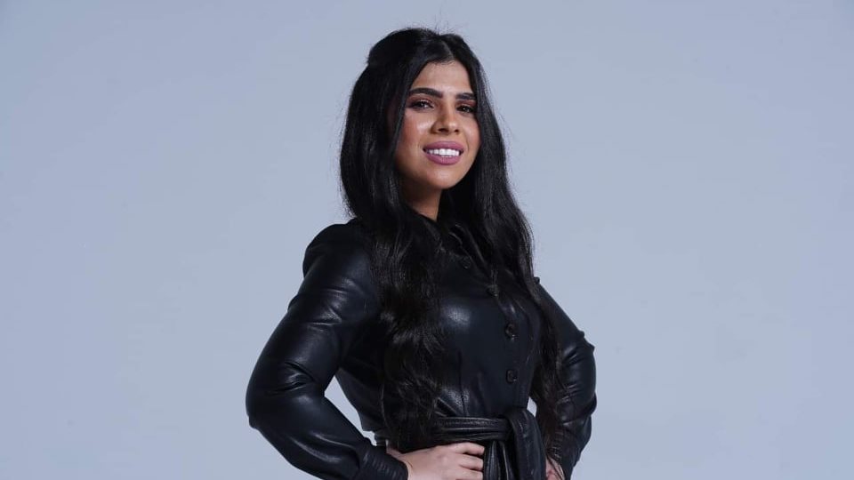 الفنانة الشابة منى 