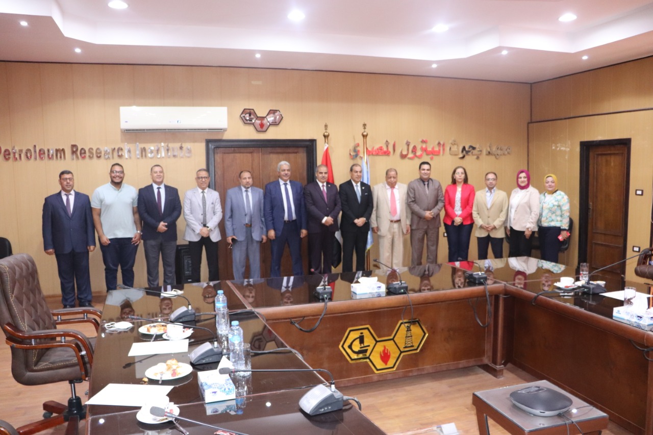 وفد جامعة الأزهر في معهد بحوث البترول