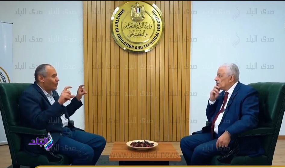 جانب من حوار وزير التعليم مع رئيس مركز الامتحانات