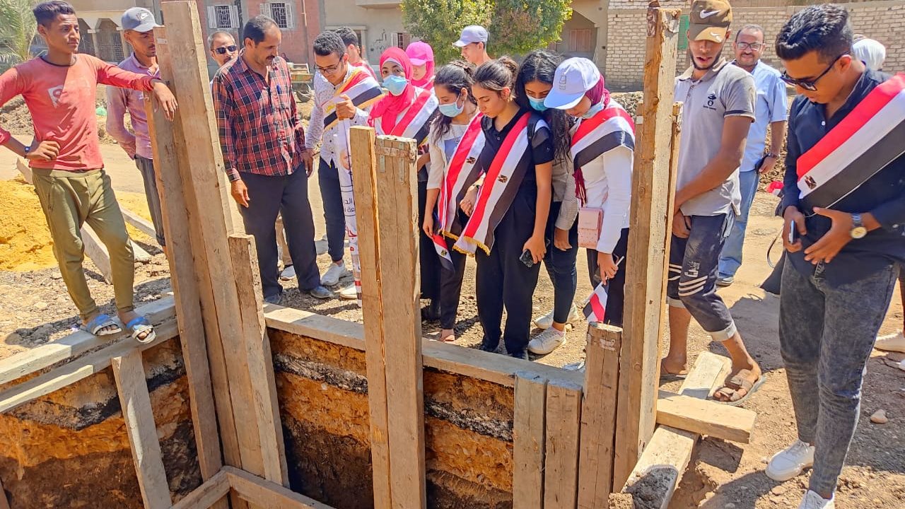 طلاب جامعة المنيا يزورن مشروعات حياة كريمة 
