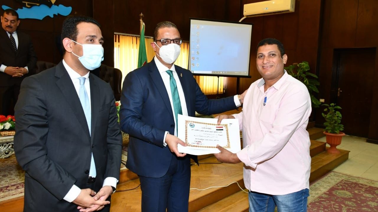 محافظ الفيوم أثناء التكريم