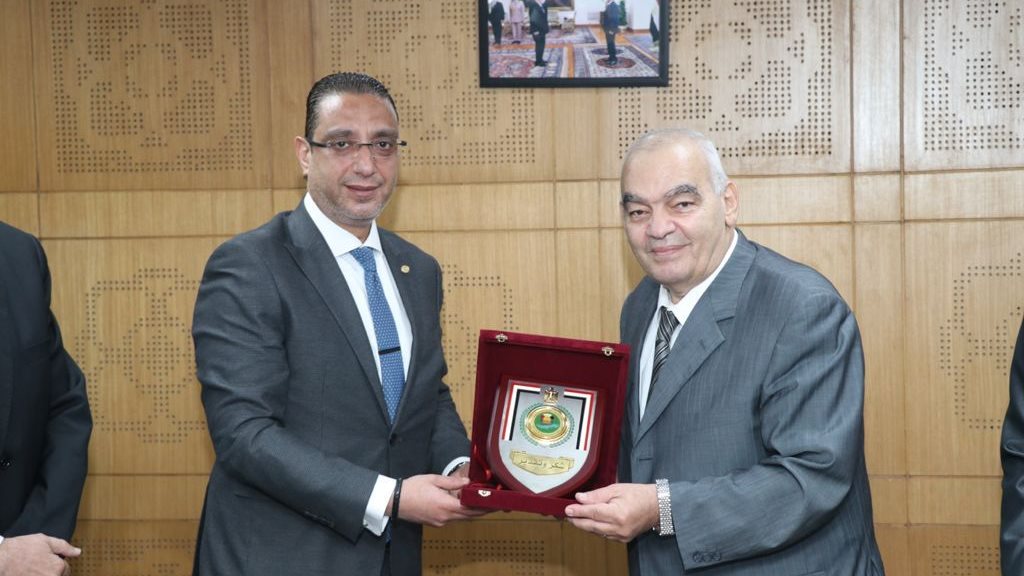 محافظ الفيوم يسلم الدرع  للمستشار رئيس هيئة قضايا الدولة 