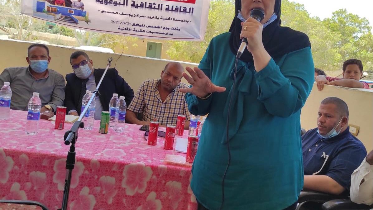 احدى السيدات تتحدث أثناء الندوة