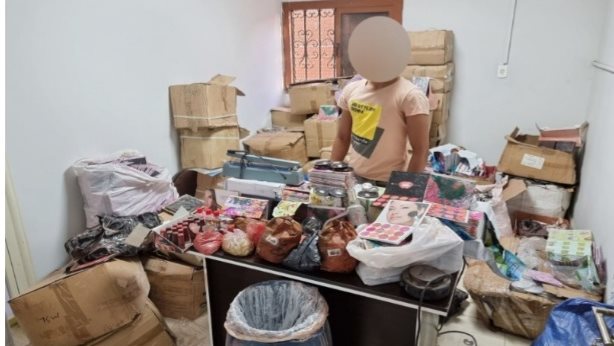 المتهم وامامه المضبوطات في منشأة ناصر