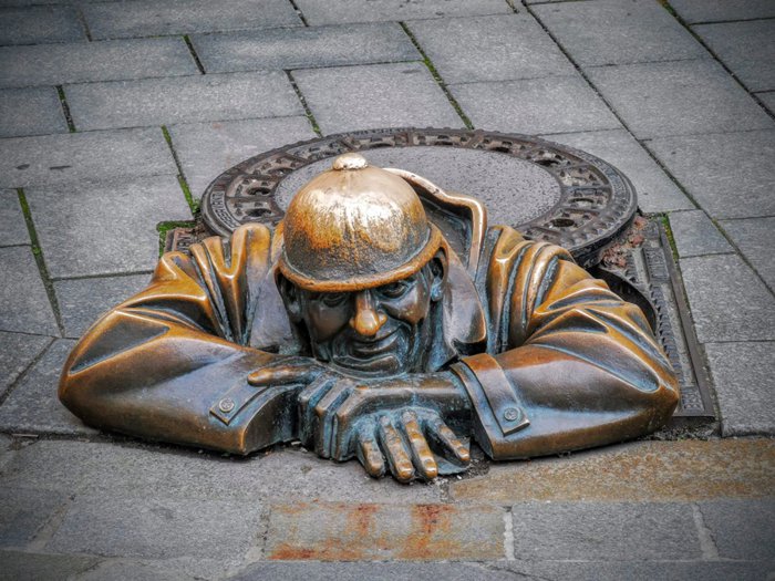 تمثال رجل في العمل