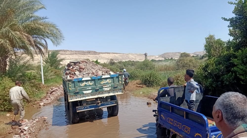 مياه نهر النيل تغمر الطرق بعزبة يونس